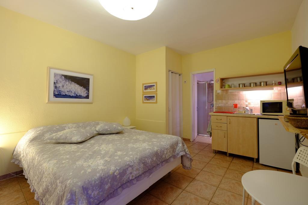 Gil'S Guest Rooms Neve Zohar Zimmer foto