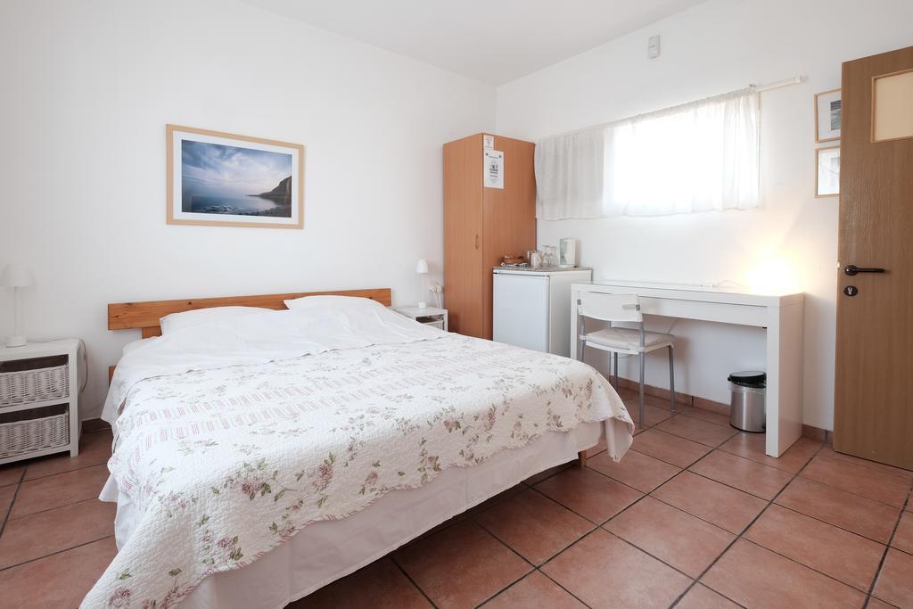 Gil'S Guest Rooms Neve Zohar Zimmer foto